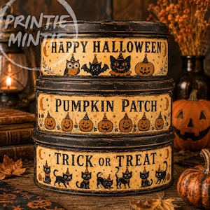 Peut inclure: Une pile de trois boîtes métalliques rondes, noir et crème, à l'aspect vieilli. La boîte supérieure indique HAPPY HALLOWEEN avec un hibou, une chauve-souris, un chat et une citrouille. Le milieu indique PUMPKIN PATCH et le bas TRICK OR TREAT.