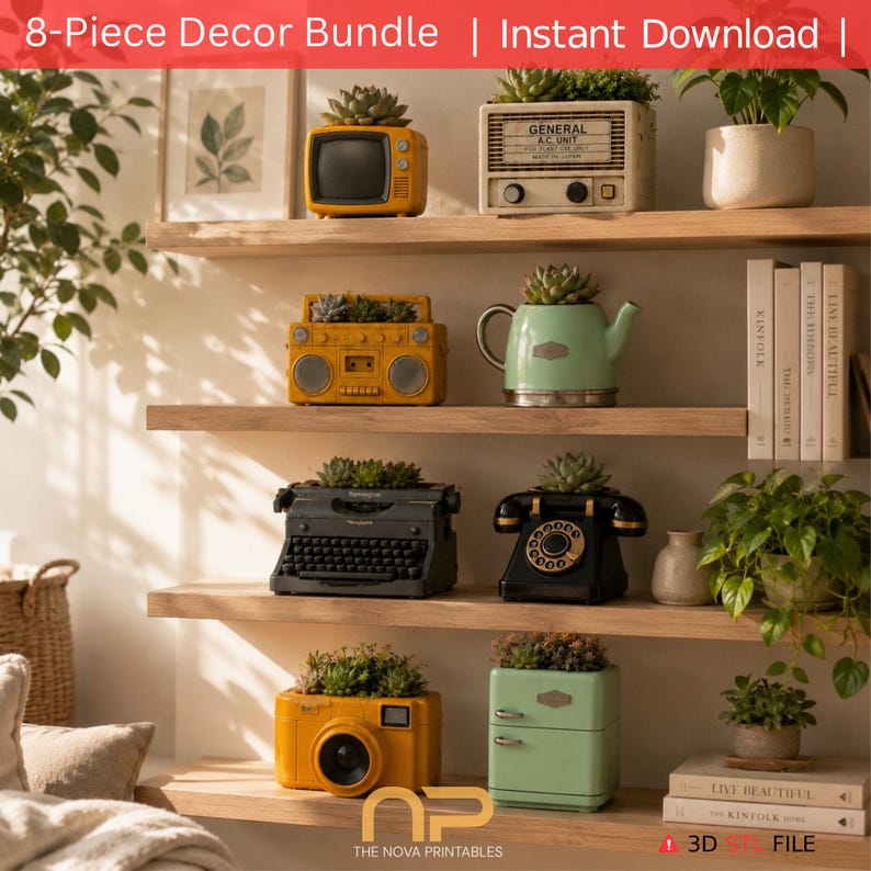 Pu&ograve; includere: Un set decorativo da 8 pezzi con vasi in stile vintage a forma di televisore, radio, boombox, teiera, macchina da scrivere, telefono a disco, fotocamera e frigorifero, ognuno contenente una piccola succulenta su ripiani in legno.