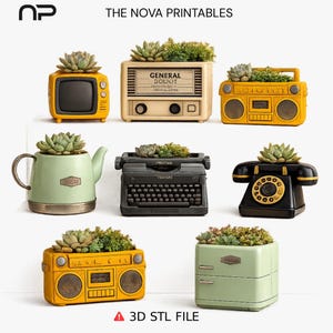 Pu&ograve; includere: Una collezione di otto vasi decorativi a forma di apparecchi elettronici ed elettrodomestici vintage, tra cui un televisore giallo, una radio beige, un boombox giallo, una teiera verde chiaro, una macchina da scrivere nera e un frigorifero.