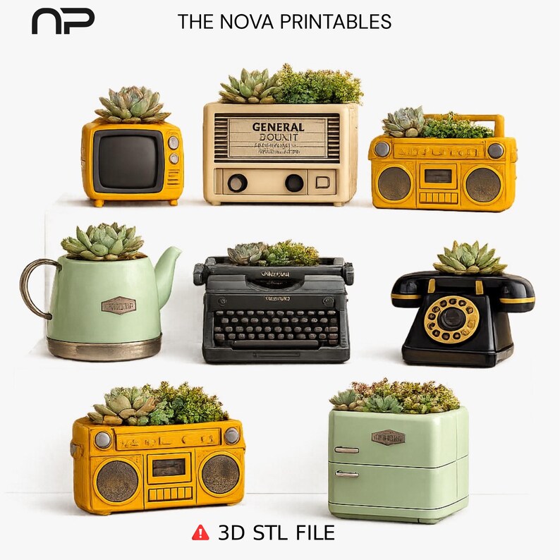Pu&ograve; includere: Una collezione di otto vasi decorativi a forma di apparecchi elettronici ed elettrodomestici vintage, tra cui un televisore giallo, una radio beige, un boombox giallo, una teiera verde chiaro, una macchina da scrivere nera e un frigorifero.