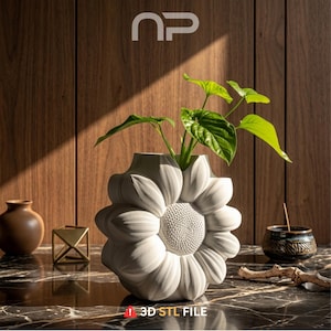Puede incluir: Un jarrón blanco con forma de girasol que contiene una planta verde. El jarrón tiene detalles de pétalos y un centro texturizado. La imagen incluye otros elementos decorativos sobre una superficie de mármol, con el texto "3D STL FILE".
