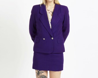 Conjunto de traje vintage de falda y chaqueta de lana morada.