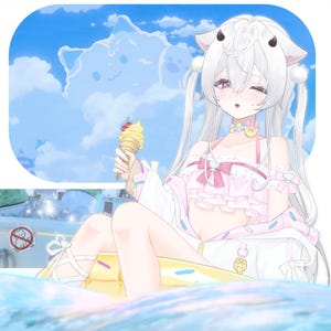 Könnte beinhalten: Eine Anime-Figur mit langem weißem Haar und Katzenohren, bekleidet mit einem rosa gerüschten Bikinioberteil und einer weißen Jacke, hält eine gelbe Eistüte. Die Figur sitzt auf einem gelben, donut-förmigen Schwimmring vor blauem Himmel.