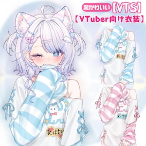 Può includere: Un personaggio in stile anime con capelli viola chiaro e orecchie da gatto indossa un top bianco con spalle scoperte, maniche a righe blu e una grafica di gatto con la scritta Kitty. L'immagine include testo in giapponese e inglese VTS e VTuber.
