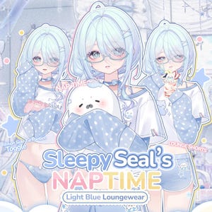 Op de afbeelding: Lichtblauwe loungewear-set met een karakterillustratie en de tekst Sleepy Seal's NAPTIME. De set bevat een top met lange mouwen met witte en blauwe stippen, een blauwe short en een slip met strikjes aan de zijkant, versierd met kleine zeehondjes.