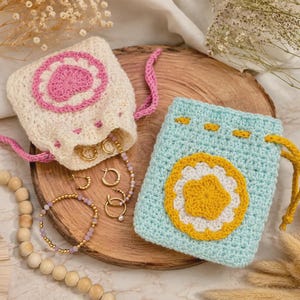 Patrón de bolsita de ganchillo con cordón / Minibolso de amigurumi con forma de corazón y flor (descarga en PDF)