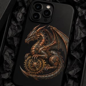 Op de afbeelding: Een zwarte smartphonehoes met een gedetailleerde illustratie van een mechanische draak met koper- en zilverkleurige tandwielen en metalen beplating. De draak is zittend afgebeeld en houdt een groot cirkelvormig tandwiel vast met zijn klauwen.