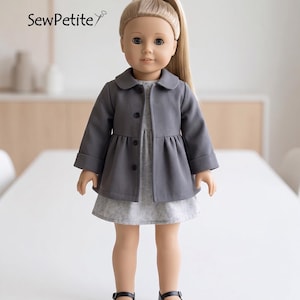 Könnte beinhalten: Eine Puppe mit blondem Haar in einem hohen Pferdeschwanz trägt einen grauen Mantel mit Kragen und schwarzen Knöpfen über einem hellgrauen gemusterten Kleid und schwarzen Mary-Jane-Schuhen. Der Text SewPetite ist oben links zu sehen.