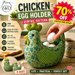 Puede incluir: Un patrón de costura para un porta huevos de tela con forma de gallina, con cuerpo de estampado floral verde, cresta verde sólida y pico amarillo. El diseño incluye un ala verde con lunares y un centro hueco para huevos, en formato PDF.
