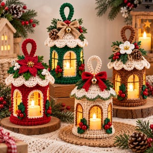 Peut inclure: Quatre lanternes décoratives en crochet avec des fenêtres arquées, chacune contenant une petite bougie LED. Les lanternes sont rouges, vertes, beiges et marron, ornées de poinsettias, de baies de houx, de pommes de pin et de nœuds.
