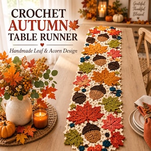 Puede incluir: Un camino de mesa de ganchillo con un patrón repetitivo de hojas de otoño en rojo, naranja, amarillo y verde, intercaladas con bellotas marrones y pequeñas bayas azules. El texto CROCHET AUTUMN TABLE RUNNER Handmade Leaf & Acorn Design es visible.