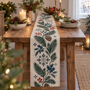 Tischläufer „Winterliche Tannenzweige“ mit weihnachtlichem Design, Tannenzapfen, festlichen Tischdekorationen und nordischen Elementen, personalisierbar