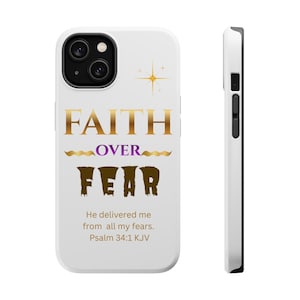 Op de afbeelding: Witte telefoonhoes met de woorden "FAITH OVER FEAR" in gouden en bruine letters. De hoes heeft ook een gouden sterrenpatroon en een bijbelvers. De zijaanzicht toont een zwarte camera en volumeknoppen.