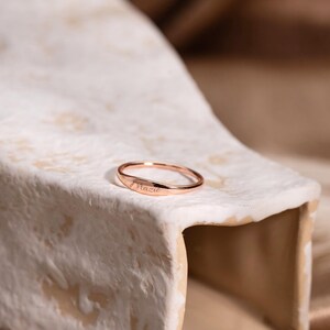 Bague prénom délicate personnalisée, bague gravée personnalisée, bagues à superposer, bagues prénom en or, bijoux prénom, bague pour femme, cadeau d'anniversaire pour elle