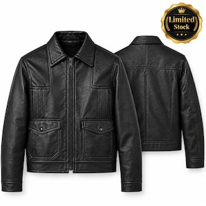 Könnte beinhalten: Eine schwarze Jacke mit Frontreißverschluss, spitzem Kragen und zwei Pattentaschen auf der Brust. Das Design umfasst vertikale Falten-Details an den oberen Vorderteilen und lange Ärmel mit Manschetten. Die Rückansicht zeigt ein schlichtes Design.