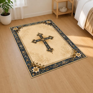Puede incluir: Una alfombra rectangular que presenta un diseño de cruz ornamentada en el centro sobre un fondo beige con sutiles patrones de filigrana. La alfombra está enmarcada por un borde ancho azul oscuro decorado con motivos florales dorados.