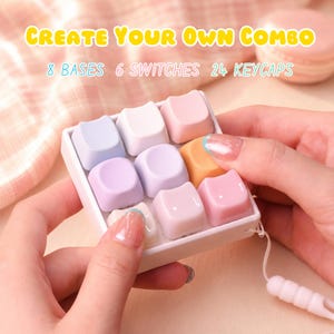 Pode incluir: Uma base de teclado quadrada branca com teclas coloridas em tons pastel de rosa, laranja, roxo e azul. O texto na parte superior diz "CREATE YOUR OWN COMBO" e abaixo "8 BASES 6 SWITCHES 24 KEYCAPS".