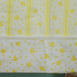 ONE Twin Flat Sheet / Yellow and White Stripes with Lacy Trim / Vintage Floral Bedding / Sewing Fabric Yardage