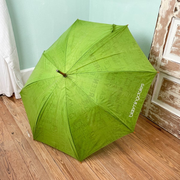 Green Bloomingdale's Umbrella with Wooden Handle / It's Easy Being Green / Vintage Accessories Rain Coat Outerwear