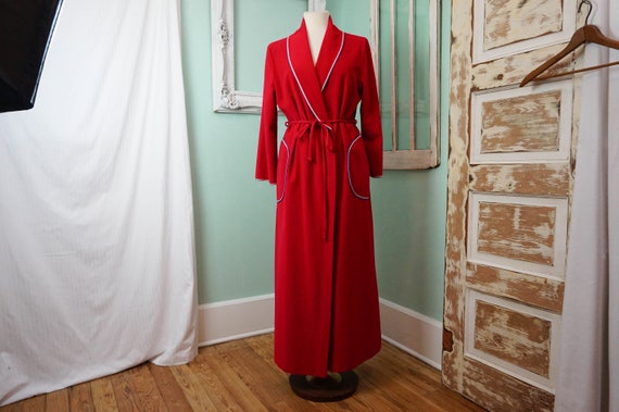 Vintage dressing deals gowns womens