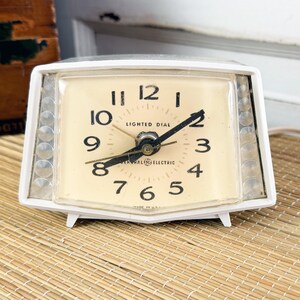 Mod Little Electronic GE Bedside Clock / Vintage Alarm Clock / Retro 60s 70s Electronics Atomic Era Decor