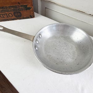 Thick Wearever Cast Aluminum Sautee or Fry Pan #4007 / Vintage MCM Kitchen or Camping Cookware