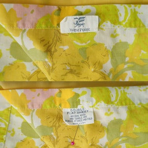 Pode incluir: Um len&ccedil;ol plano duplo amarelo, verde e rosa com flores com uma etiqueta West Point. A etiqueta diz "Double Flat Sheet, Machine Wash and Tumble Dry, Remove at Once and Fold, Made in USA."