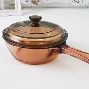 Visions Amber Glass Shallow .5L Sauce Pot with Lid / Stovetop Glass Bakeware Fireside Brown / 70s Kitchen Cookware