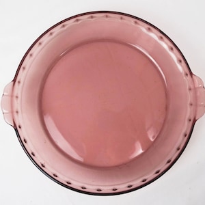 Vintage Pyrex Cranberry Purple Pie Plate / 70s Kitchen Serving Glass