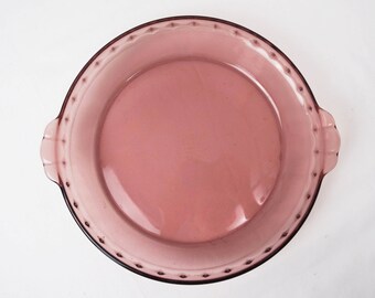 Vintage Pyrex Cranberry Purple Pie Plate / 70s Kitchen Serving Glass