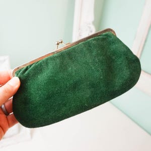 Pequeño bolso de mano de ante verde con cierre de boquilla / Monedero o cartera vintage de piel / Hecho en Italia