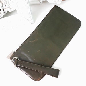 Ultra Slim Hobo Clutch en cuero verde oliva / Vintage Small Zippered Purse / Wristlet Wallet con correa de muñeca