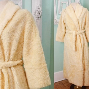 Fluffy Ivory White Bath Robe / Vintage Women Dressing Gown / Hollywood Glam Costume Pajamas