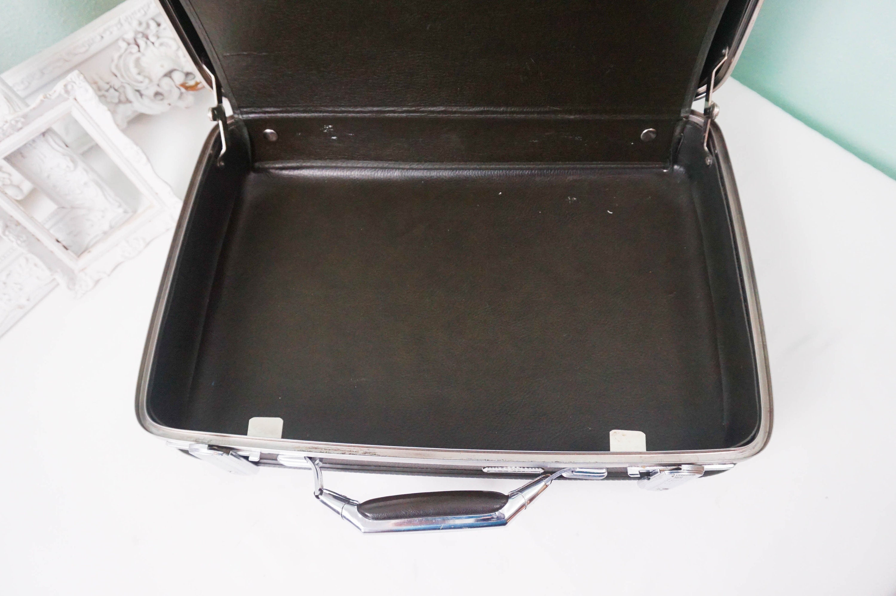 『飯島春敬作品集』昭和58年（1983年）黒地銀字の函ケース入 American Tourister Hard Sided Briefcase / Carry on Small Suitcase