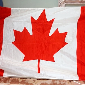 3&#39; x 6&#39; Nylon Canadian Flag / Vintage Red and White Maple Leaf Emblem / Canada Souvenir