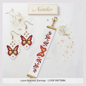Puede incluir: Un conjunto de joyería de cuentas que incluye dos pendientes en forma de diamante y una pulsera rectangular, elaborados con cuentas blancas, rojas y amarillas con motivos de mariposas y flores, con cierres y piezas de metal dorado.