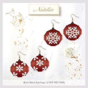 Op de afbeelding: Vier ronde kralenoorbellen met een rood en wit sneeuwvlokpatroon, hangend aan goudkleurige haakjes. De tekst Natelier en Brick Stitch Earrings / 2 PDF PATTERN is zichtbaar. Deze ornamenten zijn gemaakt van kleine kraaltjes in een rond ontwerp.