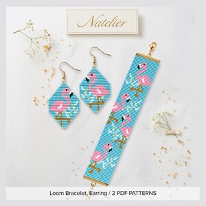 Può includere: Un set di gioielli in perline composto da un bracciale rettangolare e due orecchini a forma di diamante, tutti con sfondo azzurro e un motivo ripetuto di fenicotteri rosa. Il set include componenti e ganci color oro.