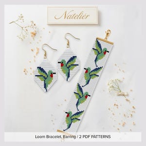 Puede incluir: Un conjunto de joyería de cuentas que incluye una pulsera tejida rectangular y dos pendientes en forma de diamante, cada uno con un diseño de colibrí pixelado en verde, azul y rojo sobre fondo blanco. El texto Natelier es visible arriba.
