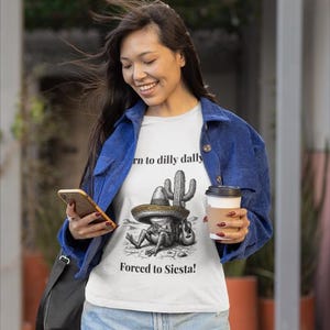 Camiseta clásica con cita personalizada Nacido para holgazanear Obligado a la siesta Camiseta con meme de rana sarcástica Regalo con texto personalizado B Canvas 3001 Suave imagen 3