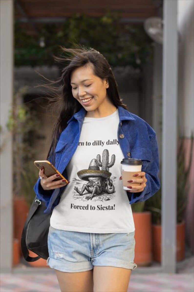 Camiseta clásica con cita personalizada Nacido para holgazanear Obligado a la siesta Camiseta con meme de rana sarcástica Regalo con texto personalizado B Canvas 3001 Suave imagen 3