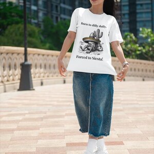 Camiseta clásica con cita personalizada Nacido para holgazanear Obligado a la siesta Camiseta con meme de rana sarcástica Regalo con texto personalizado B Canvas 3001 Suave imagen 10