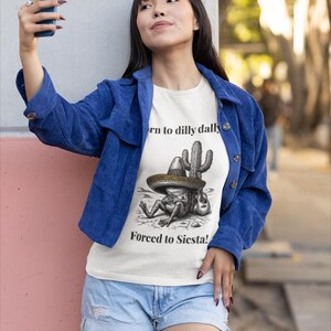 Camiseta clásica con cita personalizada Nacido para holgazanear Obligado a la siesta Camiseta con meme de rana sarcástica Regalo con texto personalizado B Canvas 3001 Suave imagen 12
