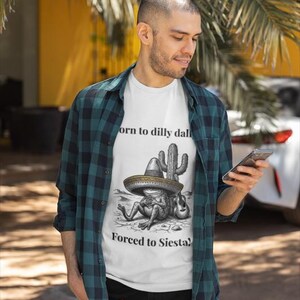 Camiseta clásica con cita personalizada Nacido para holgazanear Obligado a la siesta Camiseta con meme de rana sarcástica Regalo con texto personalizado B Canvas 3001 Suave imagen 14