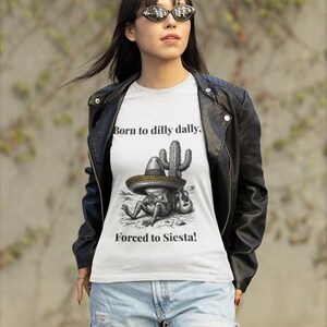 Camiseta clásica con cita personalizada Nacido para holgazanear Obligado a la siesta Camiseta con meme de rana sarcástica Regalo con texto personalizado B Canvas 3001 Suave imagen 11