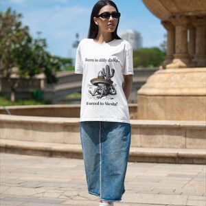 Camiseta clásica con cita personalizada Nacido para holgazanear Obligado a la siesta Camiseta con meme de rana sarcástica Regalo con texto personalizado B Canvas 3001 Suave imagen 6