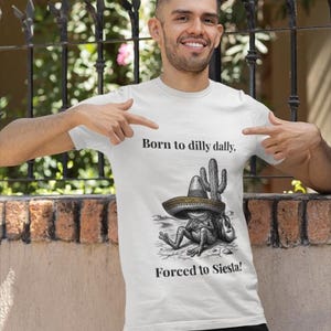 Camiseta clásica con cita personalizada Nacido para holgazanear Obligado a la siesta Camiseta con meme de rana sarcástica Regalo con texto personalizado B Canvas 3001 Suave imagen 13