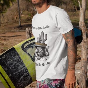 Camiseta clásica con cita personalizada Nacido para holgazanear Obligado a la siesta Camiseta con meme de rana sarcástica Regalo con texto personalizado B Canvas 3001 Suave imagen 7