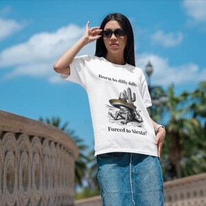 Camiseta clásica con cita personalizada Nacido para holgazanear Obligado a la siesta Camiseta con meme de rana sarcástica Regalo con texto personalizado B Canvas 3001 Suave imagen 17
