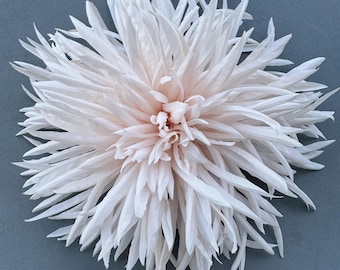 Spilla a forma di aster in seta rosa cipria, spilla floreale rosa tenue di grande effetto, gioiello artigianale in fibra tessile per cappotto, matrimonio, Barcellona